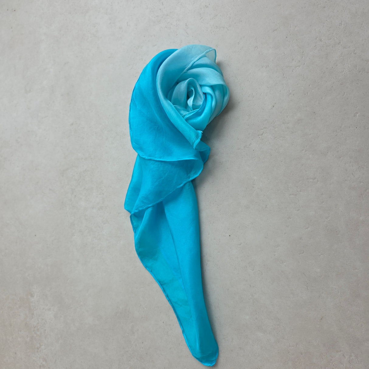 Zijden speeldoek Oceaan – Caribian blauw dipdye handgeverfd | 45 × 45 cm