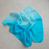 Zijden speeldoek Oceaan – Caribian blauw dipdye handgeverfd | 45 × 45 cm