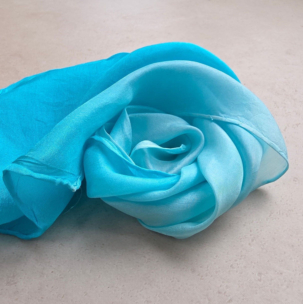 Zijden speeldoek Oceaan – Caribian blauw dipdye handgeverfd | 45 × 45 cm