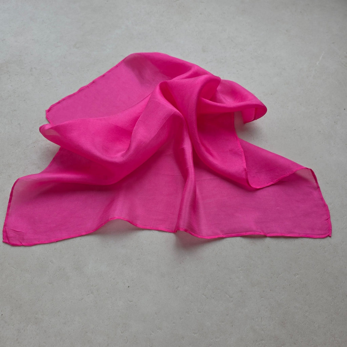Zijden speeldoek PinkY – magenta roze handgeverfd | 45 × 45 cm