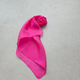 Zijden speeldoek PinkY – magenta roze handgeverfd | 45 × 45 cm