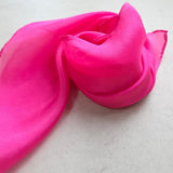 Zijden speeldoek PinkY – magenta roze handgeverfd | 45 × 45 cm