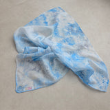 Zijden speeldoek Sneeuw & IJs – handgeschilderd in lucht-, water- en sneeuwtinten | 55 × 55 cm