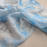 Zijden speeldoek Sneeuw & IJs – handgeschilderd in lucht-, water- en sneeuwtinten | 55 × 55 cm