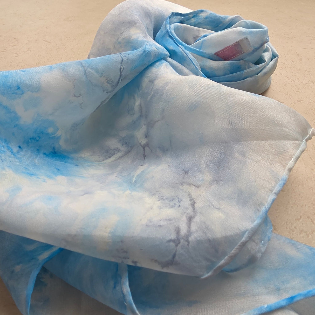 Zijden speeldoek Sneeuw & IJs – handgeschilderd in lucht-, water- en sneeuwtinten | 55 × 55 cm