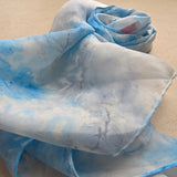 Zijden speeldoek Sneeuw & IJs – handgeschilderd in lucht-, water- en sneeuwtinten | 55 × 55 cm
