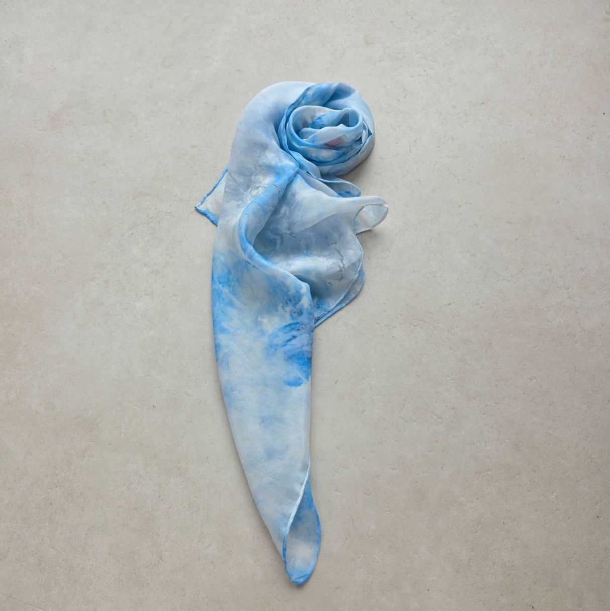 Zijden speeldoek Sneeuw & IJs – handgeschilderd in lucht-, water- en sneeuwtinten | 55 × 55 cm