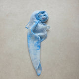 Zijden speeldoek Sneeuw & IJs – handgeschilderd in lucht-, water- en sneeuwtinten | 55 × 55 cm