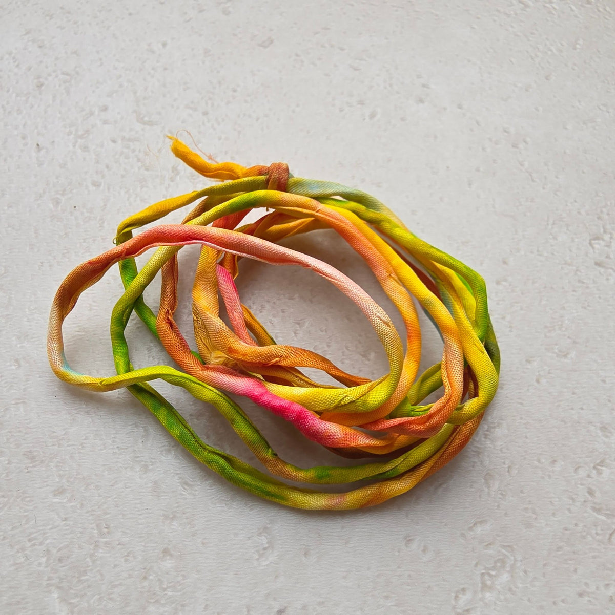 Handgeschilderd zijden armbandje Verbonden geel groen