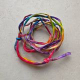 Handgeschilderd zijden armbandje Verwondering regenboog