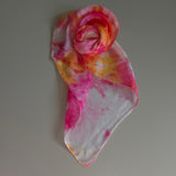 Zijden speeldoek Zomerdag – roze, geel en oranje handgeschilderd | 45 × 45 cm