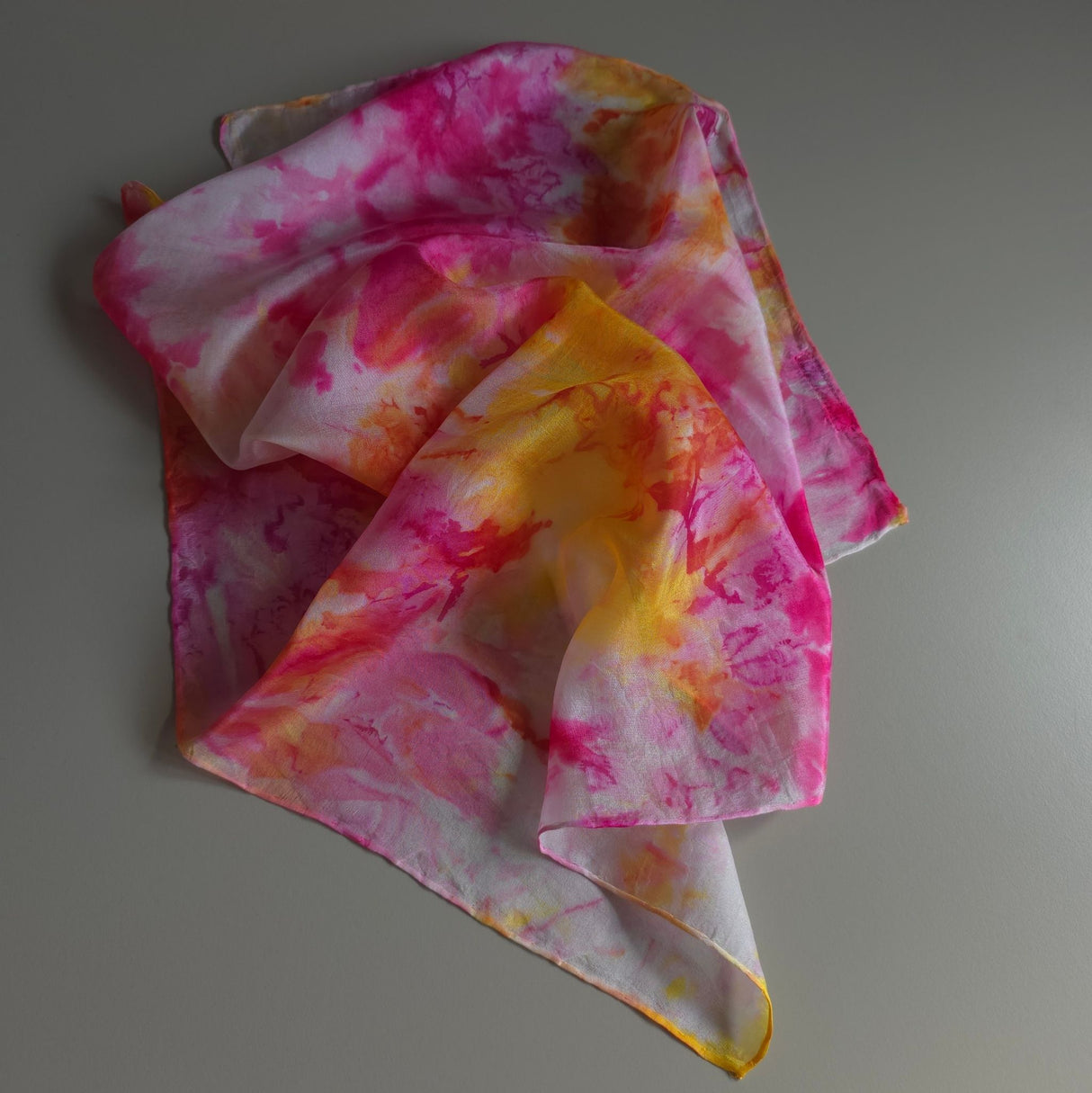 Zijden speeldoek Zomerdag – roze, geel en oranje handgeschilderd | 45 × 45 cm