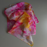 Zijden speeldoek Zomerdag – roze, geel en oranje handgeschilderd | 45 × 45 cm