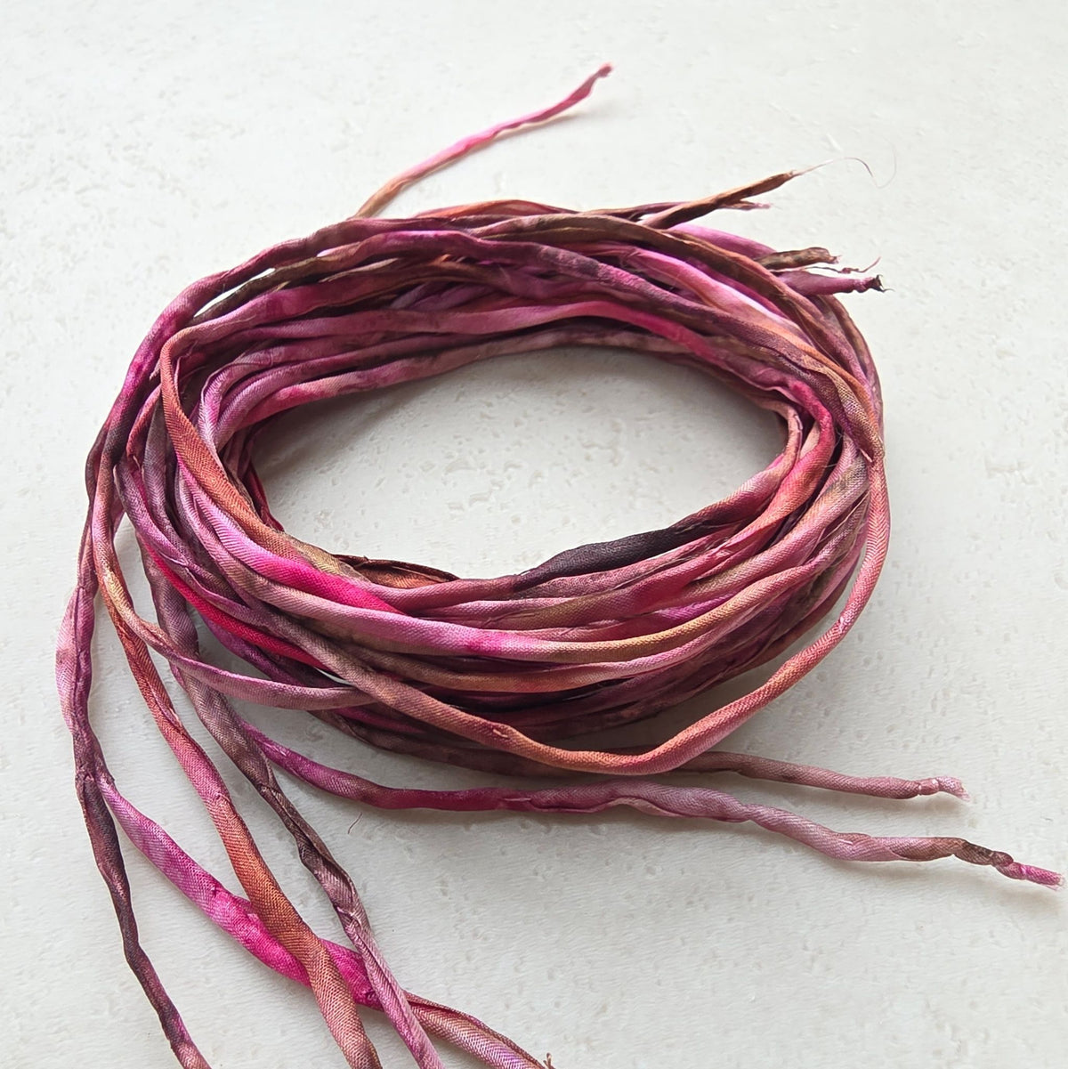 Zonnestraaldraadje IK BEN hier - goud, magenta, roze en bordeaux