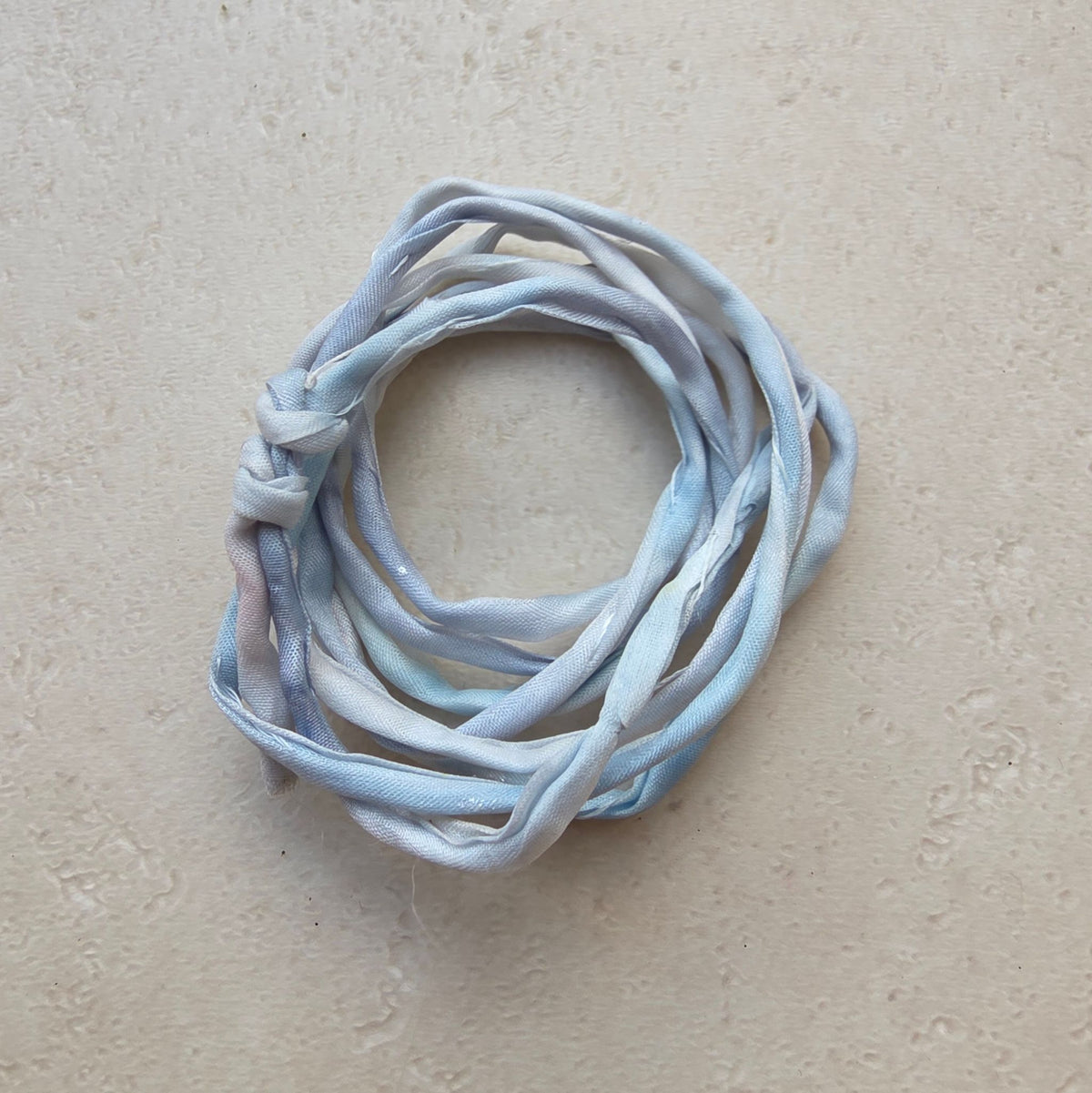 Handgeschilderd zijden armbandje Winter ijsblauw wit