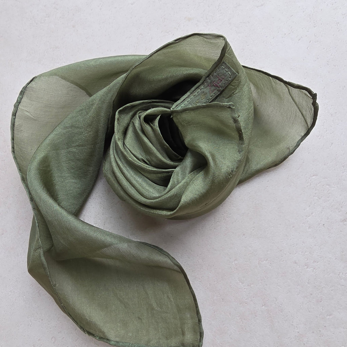 Zijden speeldoek ZachtMos – zacht mosgroen pangeverfd | 45 × 45 cm