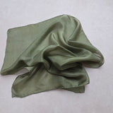Zijden speeldoek ZachtMos – zacht mosgroen pangeverfd | 45 × 45 cm