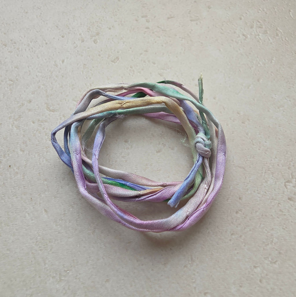 Zijden armbandje Zacht handgeschilderd – zonnestraaldraadje pastel