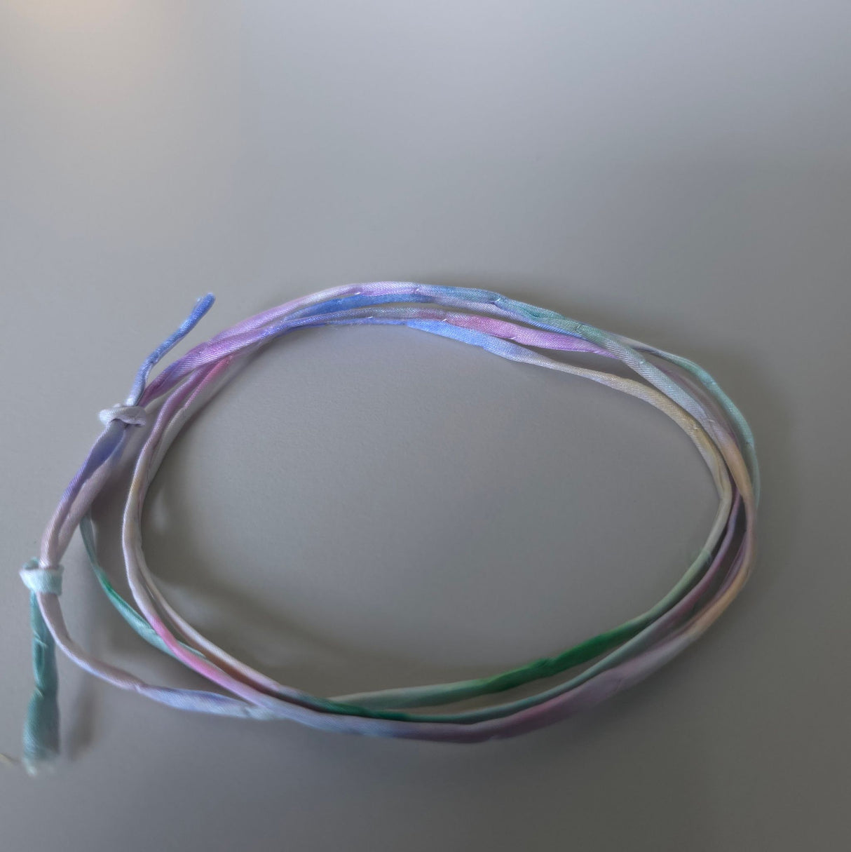 Zijden armbandje Zacht handgeschilderd – zonnestraaldraadje pastel