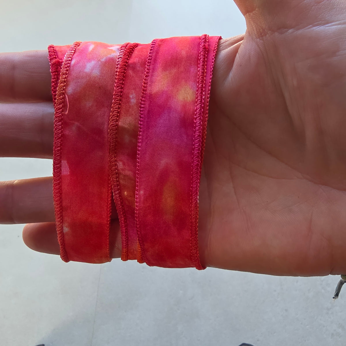 Zijden smal haarlint ZomerBloei - 110 x 2 cm - rood, magenta en oker