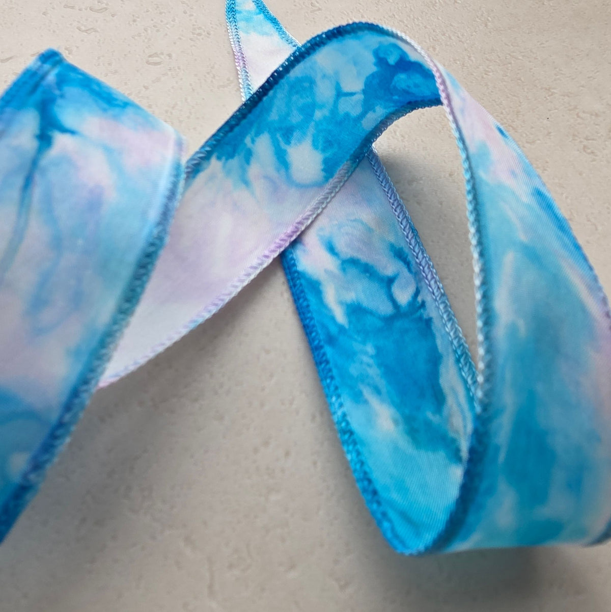 Zijden smal haarlint Blauwe Vlinder - 110 x 2 cm - blauw, lila en geel
