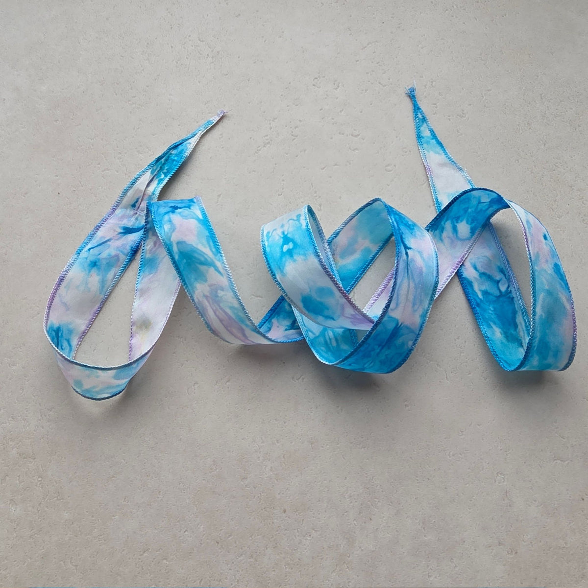 Zijden smal haarlint Blauwe Vlinder - 110 x 2 cm - blauw, lila en geel