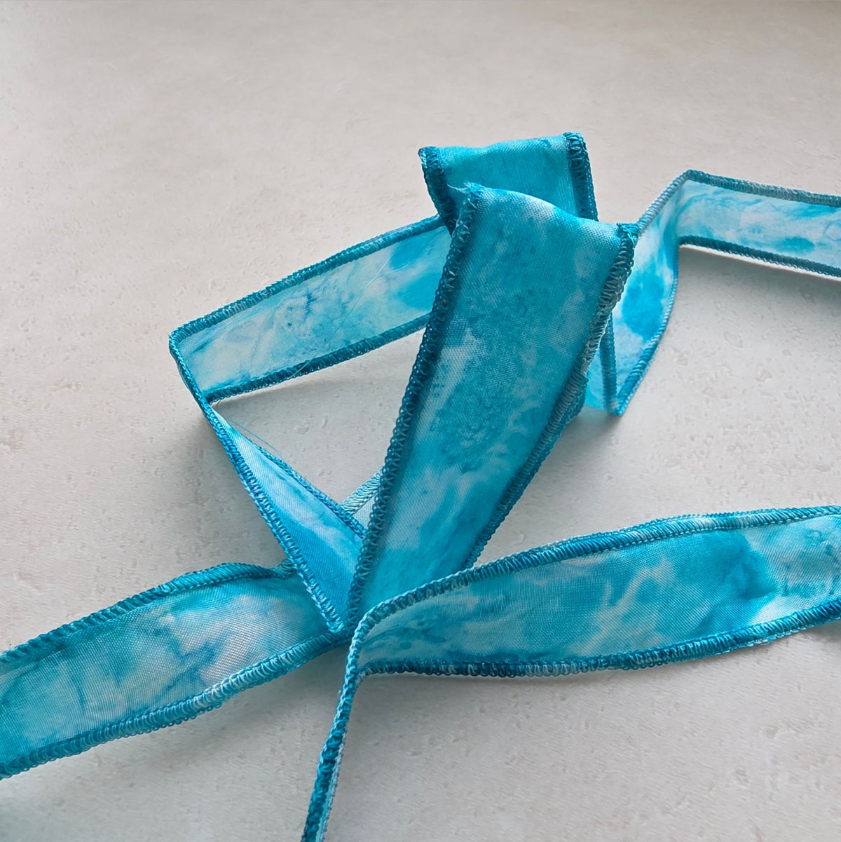 Zijden smal haarlint Oceaan - 110 x 2 cm - turquoise, zachtblauw en azuurblauw