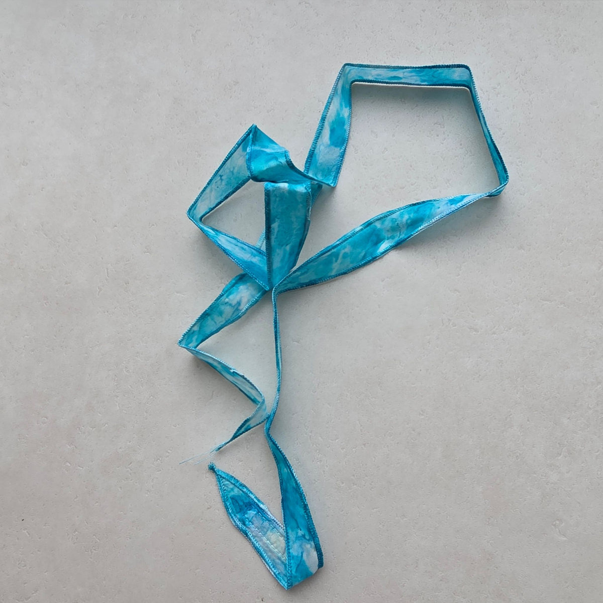 Zijden smal haarlint Oceaan - 110 x 2 cm - turquoise, zachtblauw en azuurblauw