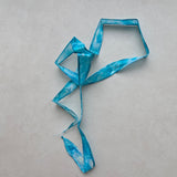 Zijden smal haarlint Oceaan - 110 x 2 cm - turquoise, zachtblauw en azuurblauw