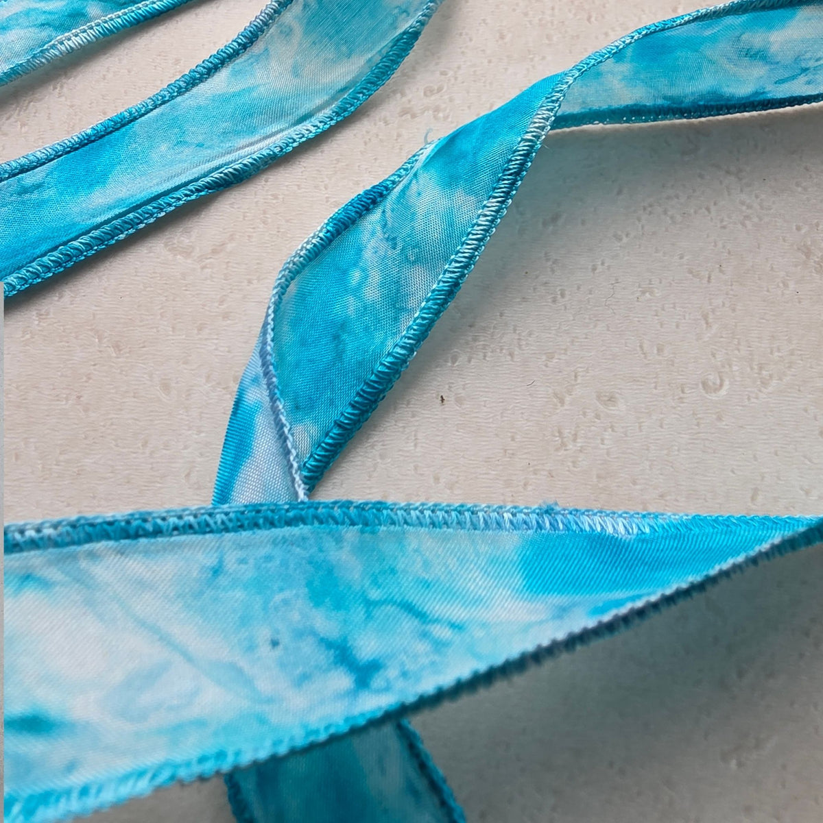 Zijden smal haarlint Oceaan - 110 x 2 cm - turquoise, zachtblauw en azuurblauw
