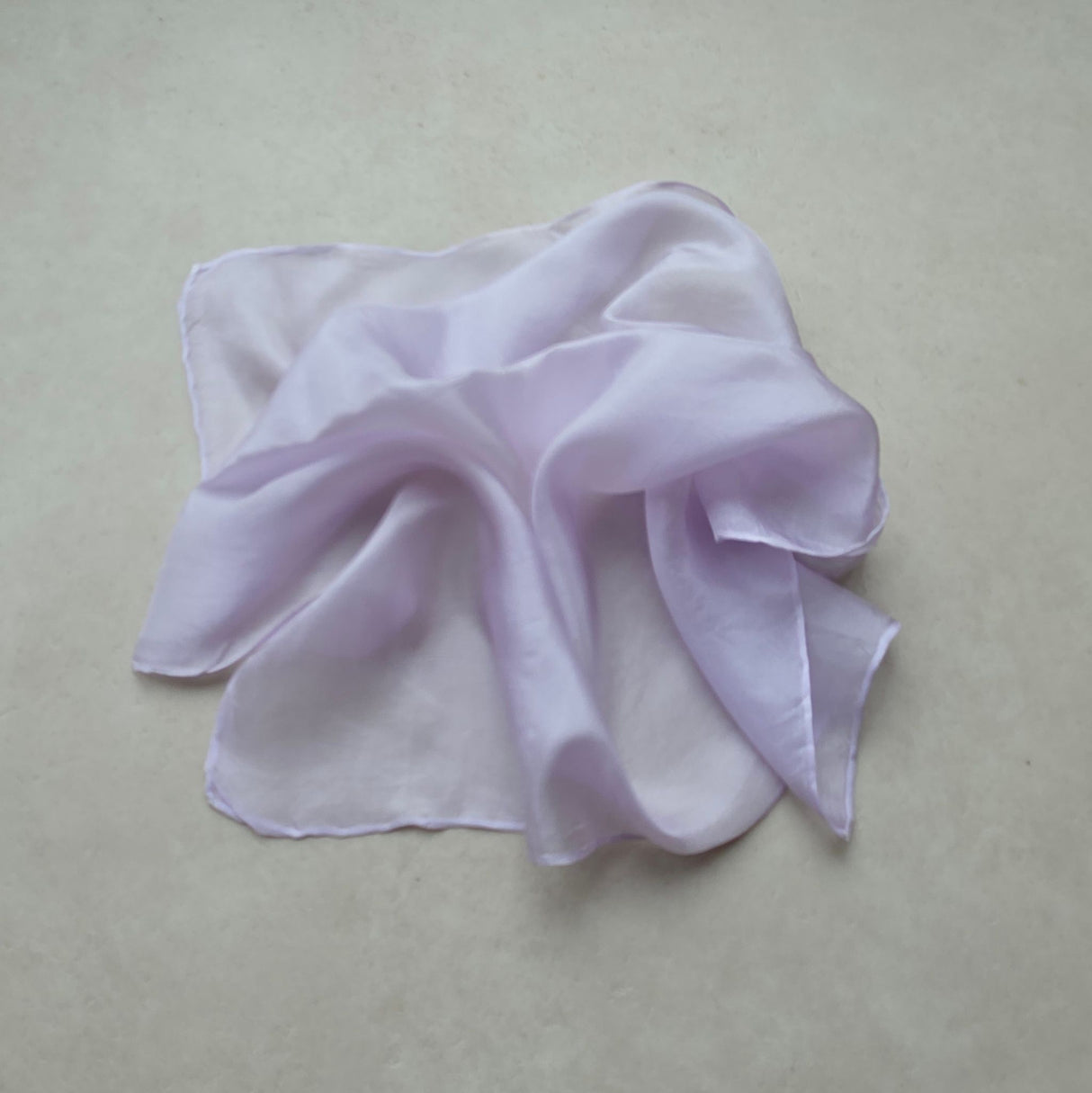 Zijden speeldoek Fragiel – zachtlila pangeverfd | 45 × 45 cm