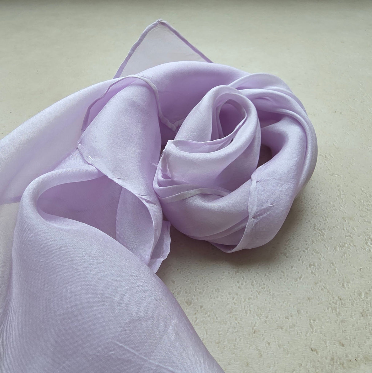 Zijden speeldoek Fragiel – zachtlila pangeverfd | 45 × 45 cm