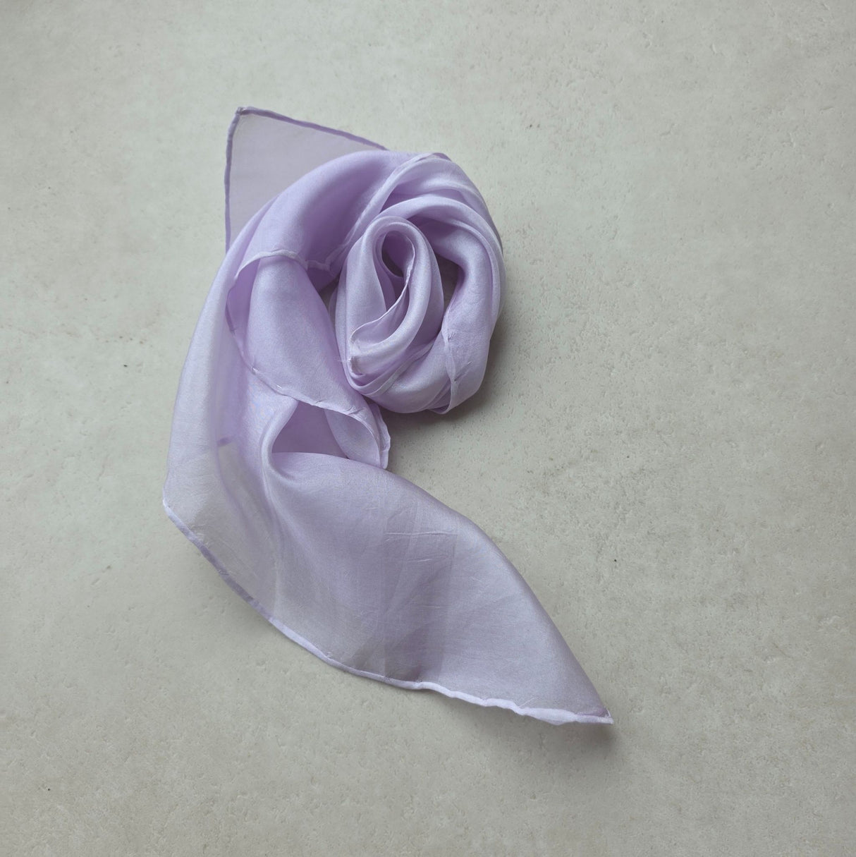 Zijden speeldoek Fragiel – zachtlila pangeverfd | 45 × 45 cm