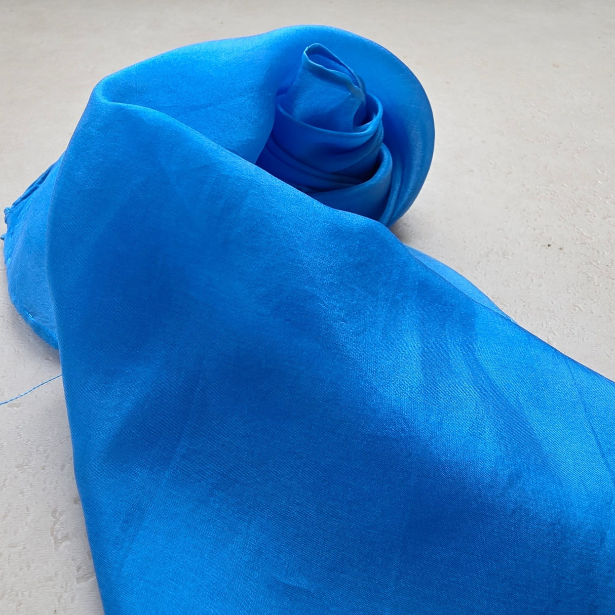 Zijden speeldoek HelderBlauw – uni pangeverfd | 45 × 45 cm