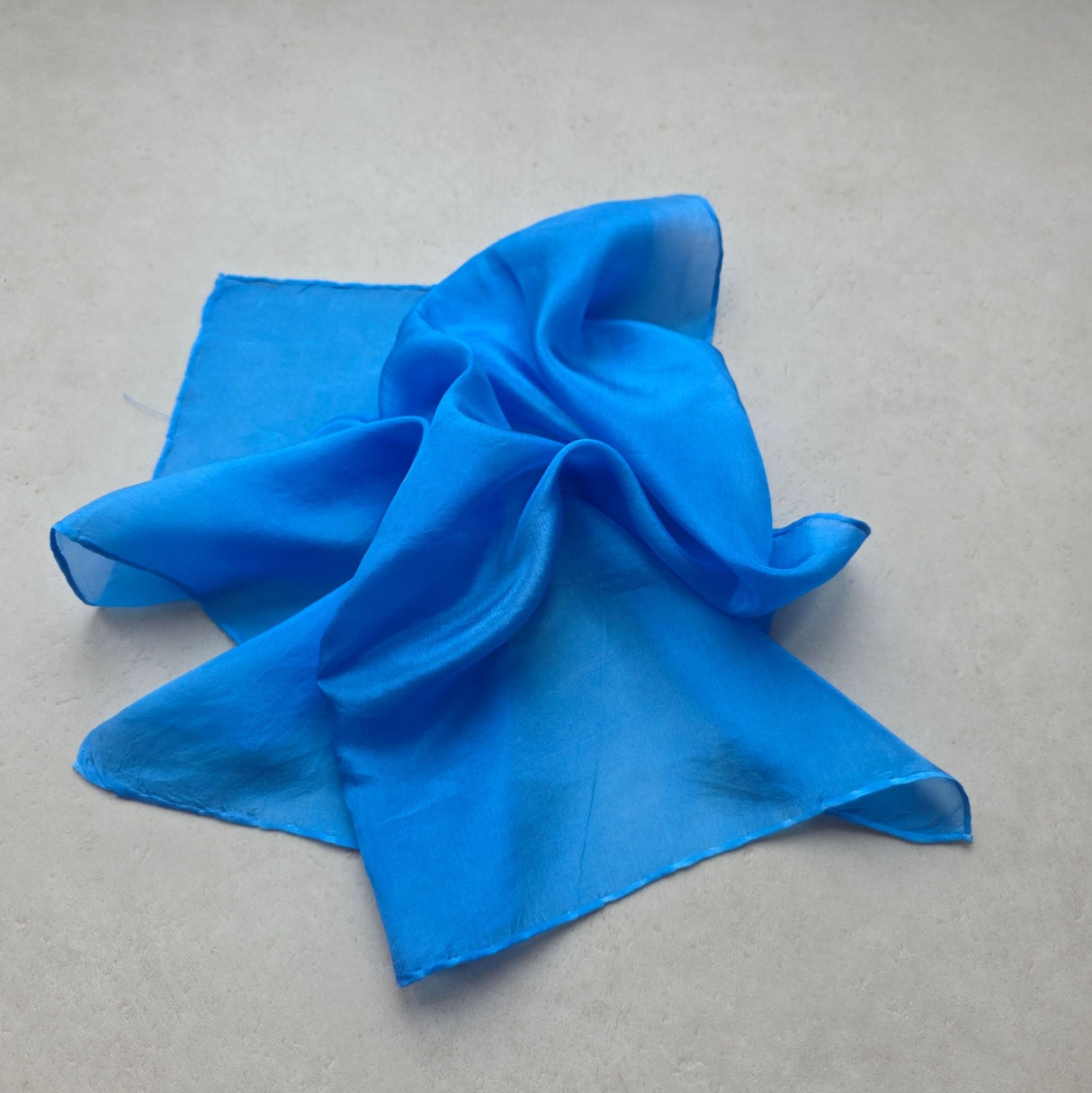 Zijden speeldoek HelderBlauw – uni pangeverfd | 45 × 45 cm