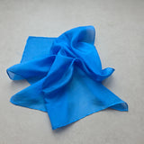 Zijden speeldoek HelderBlauw – uni pangeverfd | 45 × 45 cm