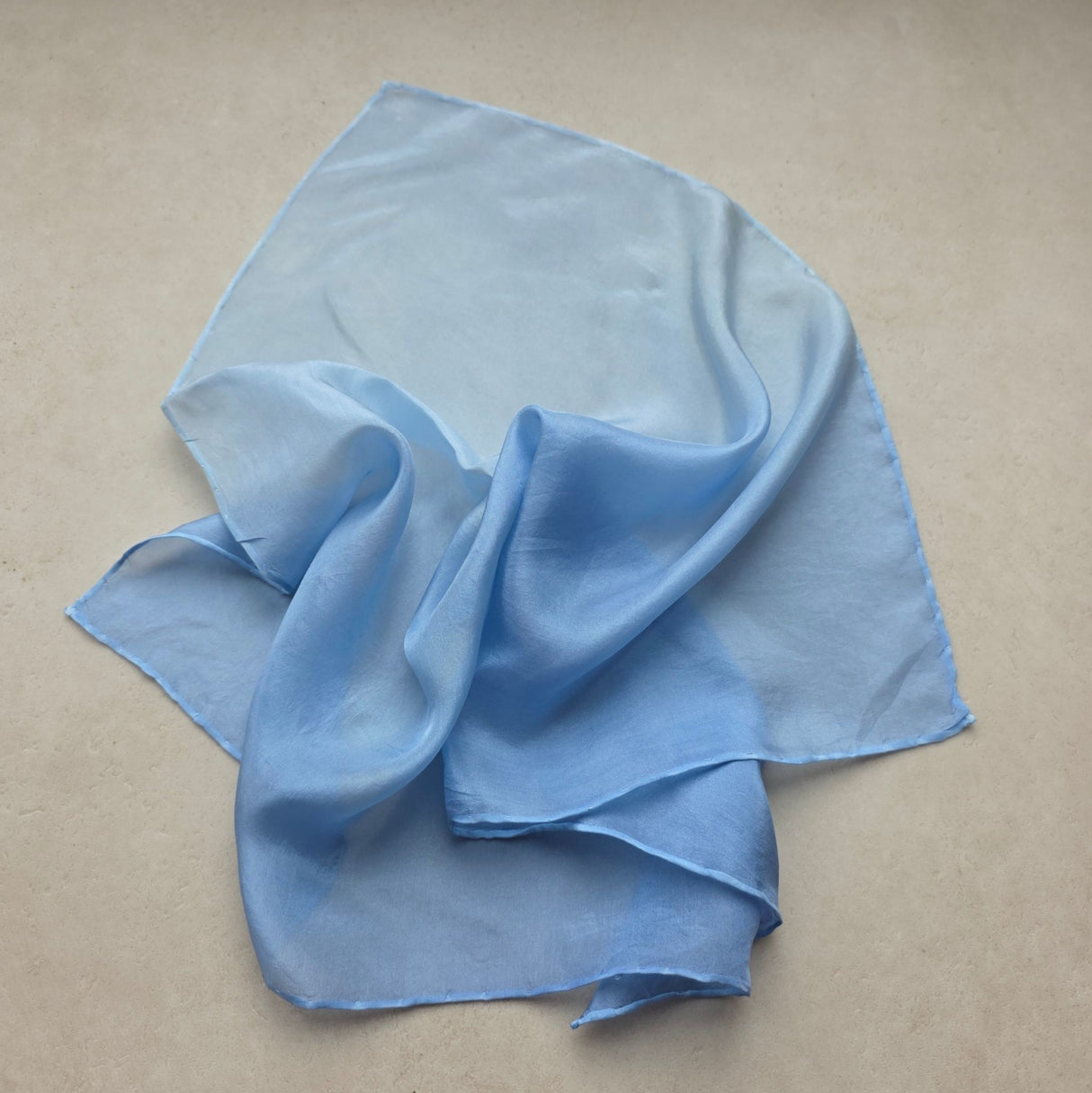 Zijden speeldoek Lucht & Water – zachtblauw dip-dye | 45 × 45 cm