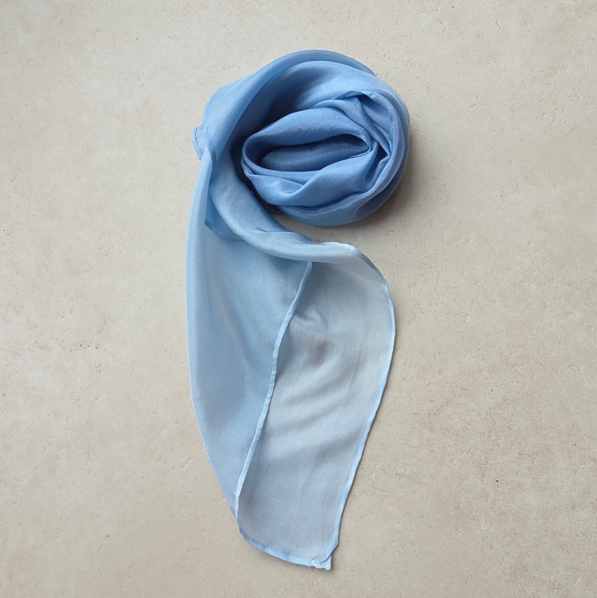 Zijden speeldoek Lucht & Water – zachtblauw dip-dye | 45 × 45 cm