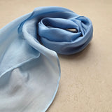 Zijden speeldoek Lucht & Water – zachtblauw dip-dye | 45 × 45 cm