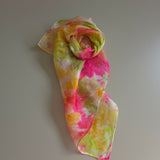 Zijden speeldoek Zomerse Dagen – roze, groen en geel handgeschilderd | 45 × 45 cm