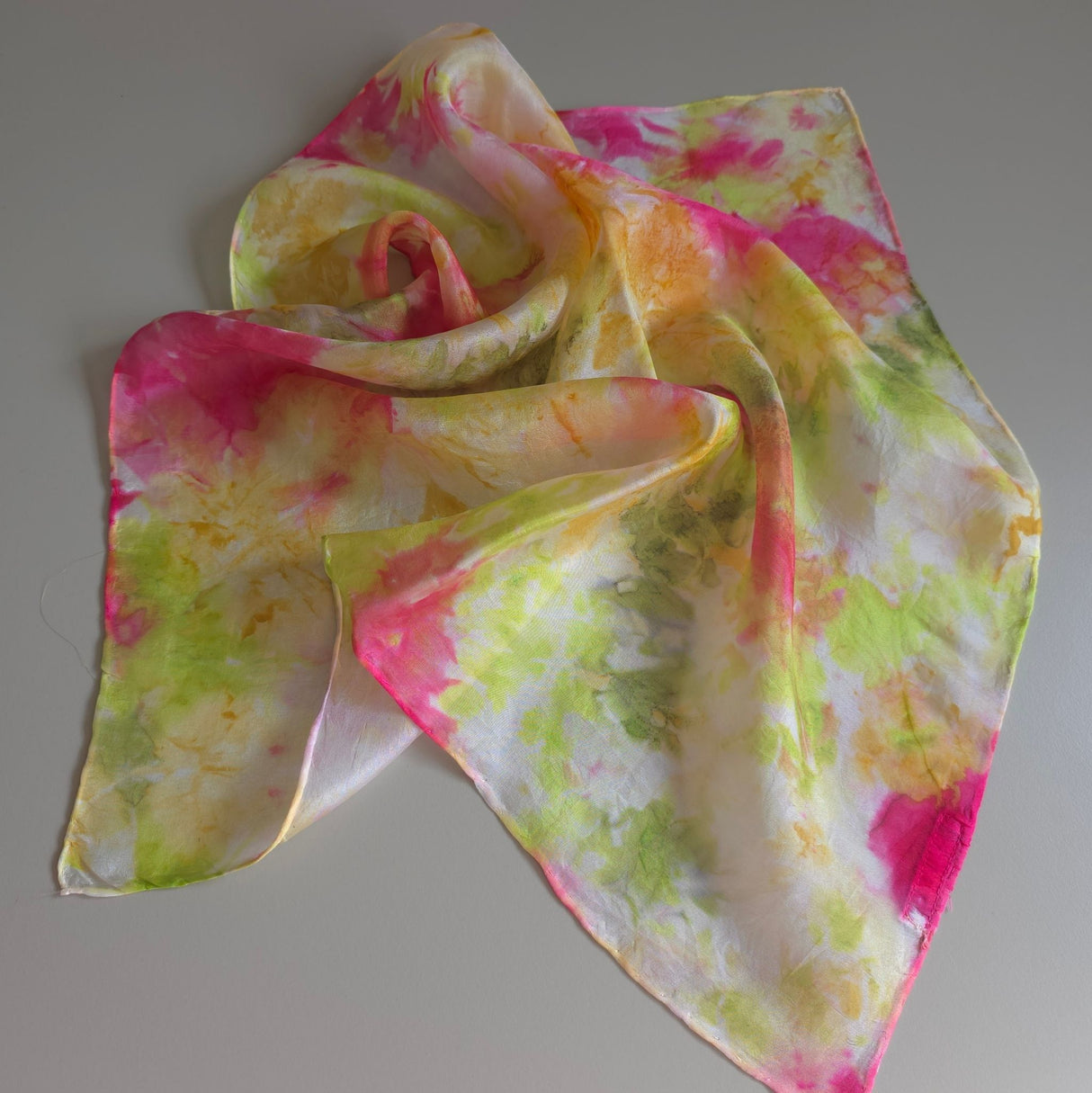 Zijden speeldoek Zomerse Dagen – roze, groen en geel handgeschilderd | 45 × 45 cm