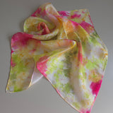 Zijden speeldoek Zomerse Dagen – roze, groen en geel handgeschilderd | 45 × 45 cm