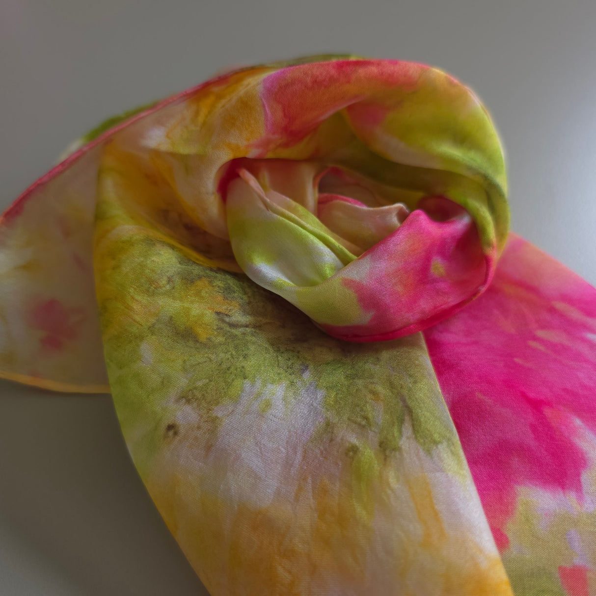 Zijden speeldoek Zomerse Dagen – roze, groen en geel handgeschilderd | 45 × 45 cm