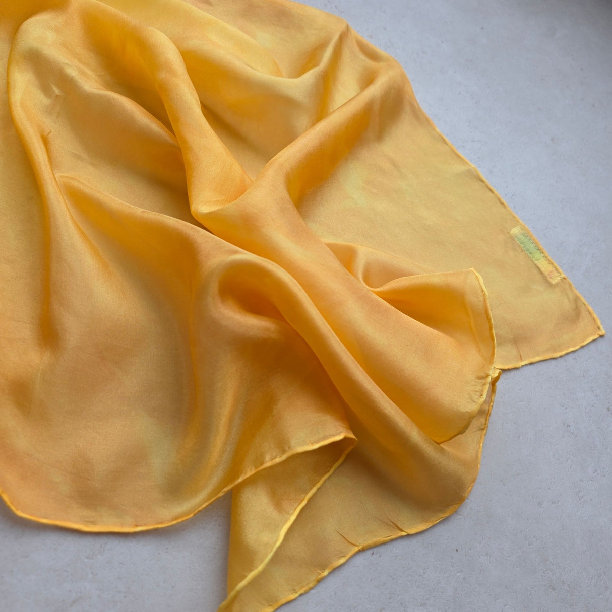Zijden speeldoek ZonKracht – okergeel mêlee met goudbruin | 55 × 55 cm