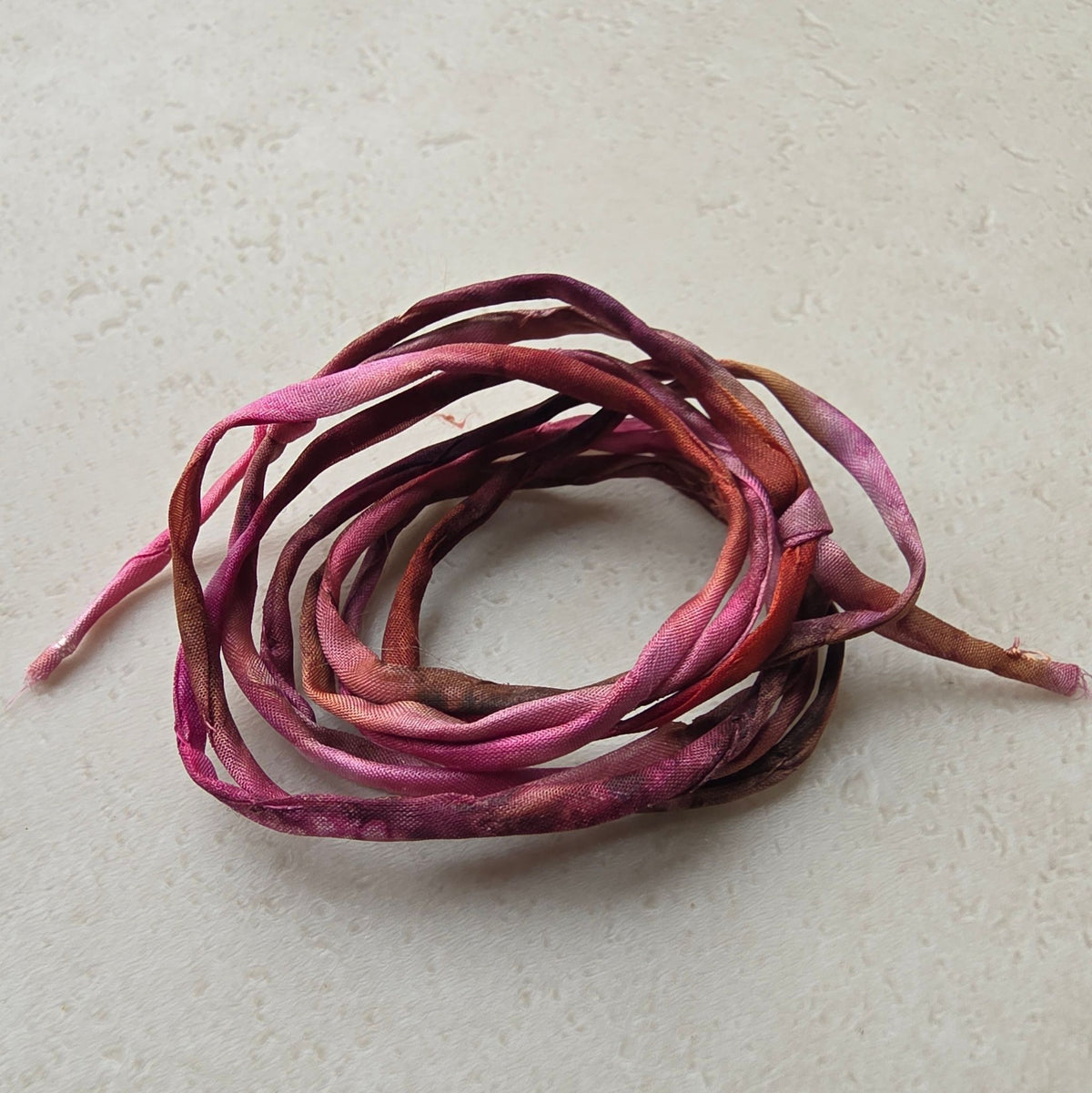 Zonnestraaldraadje IK BEN hier - goud, magenta, roze en bordeaux