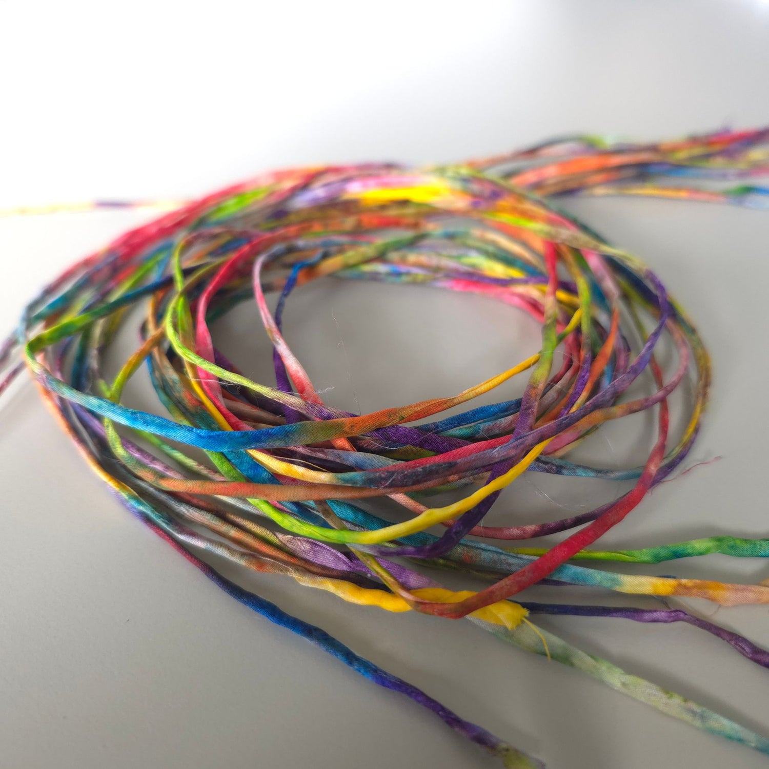 Zijden armbandje Om mij heen handgeschilderd – zonnestraaldraadje regenboog