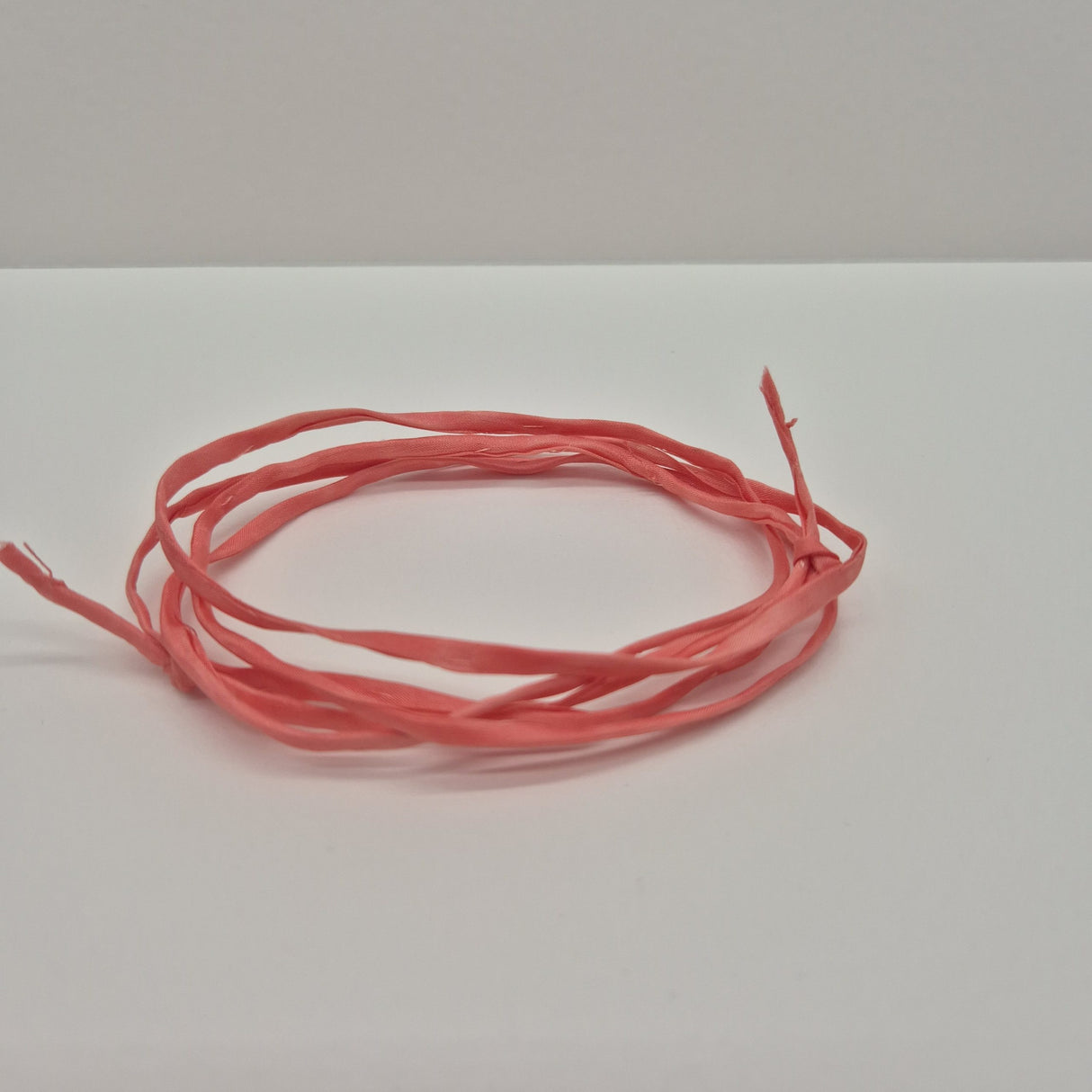 Handgeverfd zijden armbandje Zonnegloed zacht roze