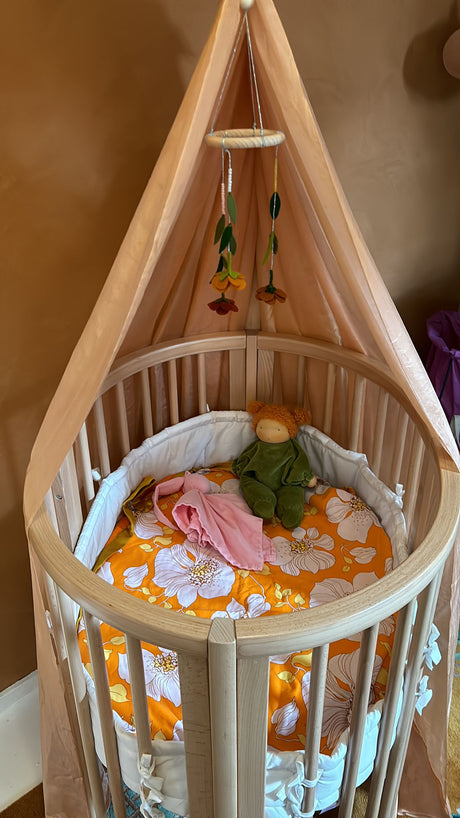 handgemaakte zijden wieghemel babykamer op maat