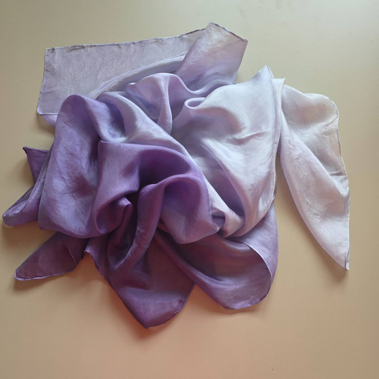 Zijden sjaal Droom – handgeverfd paars lila 90x90 cm