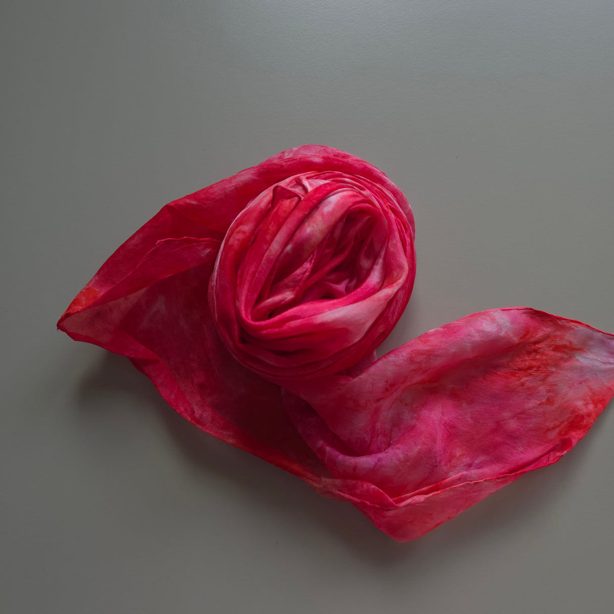 handgeschilderde zijden sjaal rood roze 180x45 rozerood